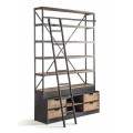 Luxusný vintage regál Ivalo s rebríkom s čiernou konštrukciou z kovu a hnedého maásvneho recyklovaného dreva s piatimi otvorenými policami vo vrchnej časti a so štyrmi zásuvkami a menšou policou v spodnej časti