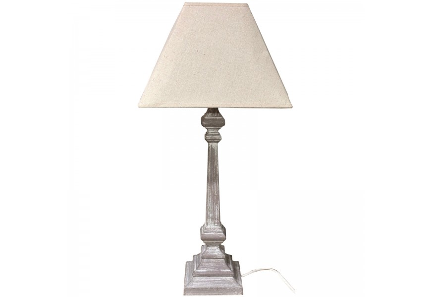 Vidiecka nočná lampa Pujla so štvorcovou vyrezávanou sivou drevenou nohou s bielou patinou a krémovým tienidlom z prírodného ľanu