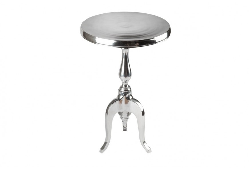 Barokový príručný stolík Modern Barock s lesklým strieborným povrchom okrúhlou kovovou doskou a elegantnými kabriolovými nožičkami