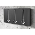 Dizajnový obdĺžnikový kovový moderný čierny závesný nástenný vešiak Arrow v podobe strieborných šípok 30 cm