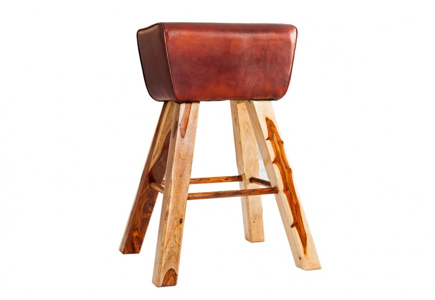 Vidiecka dizajnová barová stolička Linda s poťahom z pravej kože v hnedočervenej farbe a masívnymi lakovanými nožičkami s letokruhmi