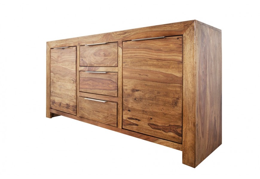 Moderný masívny príborník Massive s obdĺžnikovou lakovanou konštrukciou z hnedého sheeshamového dreva s výraznou štruktúrou letokruhov a kovovými úchytkami