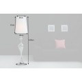 Glamour stojaca lampa Lucie s tvarovanou chrómovou podstavou v striebornej farbe a bielym okrúhlym tienidlom z nylonu 160 cm