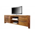 Moderný obdĺžnikový hnedý masívny TV stolík Massive zo sheeshamového dreva s kovovými úchytkami s úložným priestorom 135 cm