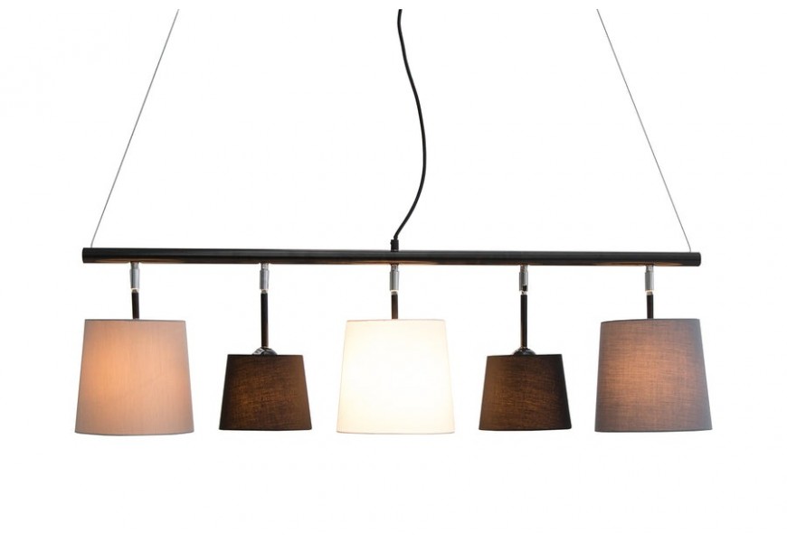 Moderný luster Levels s piatimi okrúhlymi látkovými tienidlami v odtieňoch bielej čiernej a sivej na kovovej tyči 100 cm