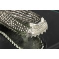 Glamour okrúhly príručný stolík Crocodile so strieborným kovovým držiakom v tvare krokodíla a sklenenou doskou 61 cm