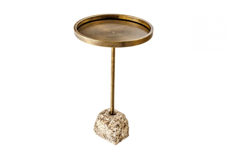 Glamour dizajnový príručný stolík Stone s okrúhlou zlatou kovovou doskou s vyvýšeným okrajom na asymetrickej podstave z krémového mramoru s bodkami