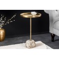 Art deco okrúhly príručný stolík Stone so zlatou kovovou doskou s vyvýšeným okrajom a asymetrickou mramorovou podstavou 60 cm