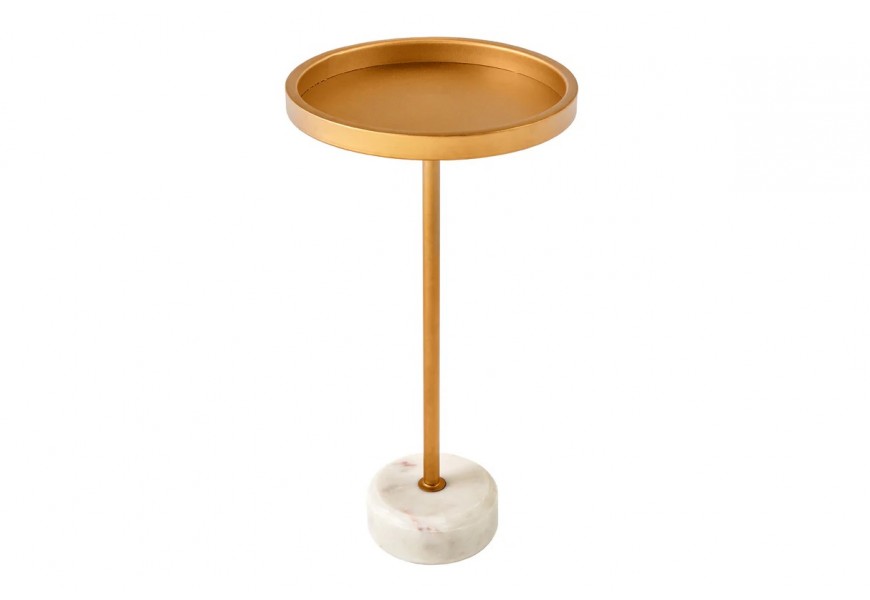 Glamour príručný stolík Stone so zlatou okrúhlou kovovou doskou s vyvýšeným okrajom na štíhlej tyči a okrúhlou bielou mramorovou podstavou