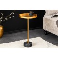 Art deco okrúhly príručný stolík Stone so zlatou kovovou doskou s vyvýšeným okrajom a čiernou mramorovou podstavou 56 cm