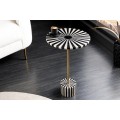 Art deco okrúhly príručný stolík Hypnotique s čiernobielym vykladaním s intarziou a zlatou kovovou tyčou 55 cm