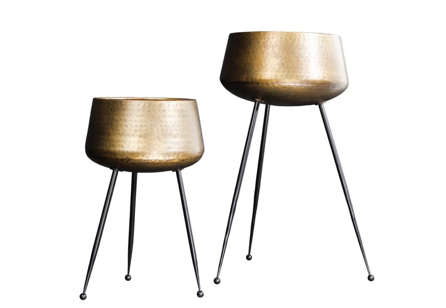 Glamour kovové kvetináče Orbit v bronzovej farbe s okrúhlym tvarom s kladivkovanou textúrou na čiernych vysokých nožičkách zakončených guľkou