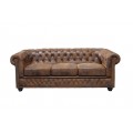 Luxusná vintage trojmiestna hnedá sedačka Antik s chesterfield prešívaním s okrúhlymi gombíkmi so zakrútenými opierkami na ruky s tromi štvorcovými vankúšmi so zlatými nitmi s guľatými čiernymi nožičkami