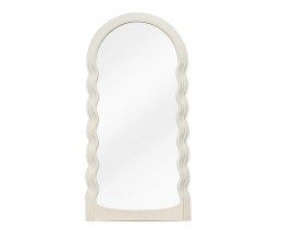 Moderné art deco biele nástenné zrkadlo Swan s oblúkovým dizajnom vo vrchnej časti s kaskádovitým rámom so štyrmi vrstvami a zvlnenými bočnými stranami