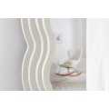 Moderné dizajnové zrkadlo Swan s bielym zvlnený vrstveným rámom s klenutým oblúkom vo vrchnej časti 160 cm