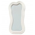 Moderné štýlové nástenné biele zrkadlo Swan s obdĺžnikovým rámom s asymetrickým zvlnením a reliéfnym vyrezávaním po obvode
