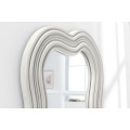 Dizajnová nástenné asymetrické zrkadlo Swan s bielym organicky zvlneným rámom s reliéfnym zdobením 100 cm