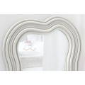 Dizajnová nástenné asymetrické zrkadlo Swan s bielym organicky zvlneným rámom s reliéfnym zdobením 100 cm