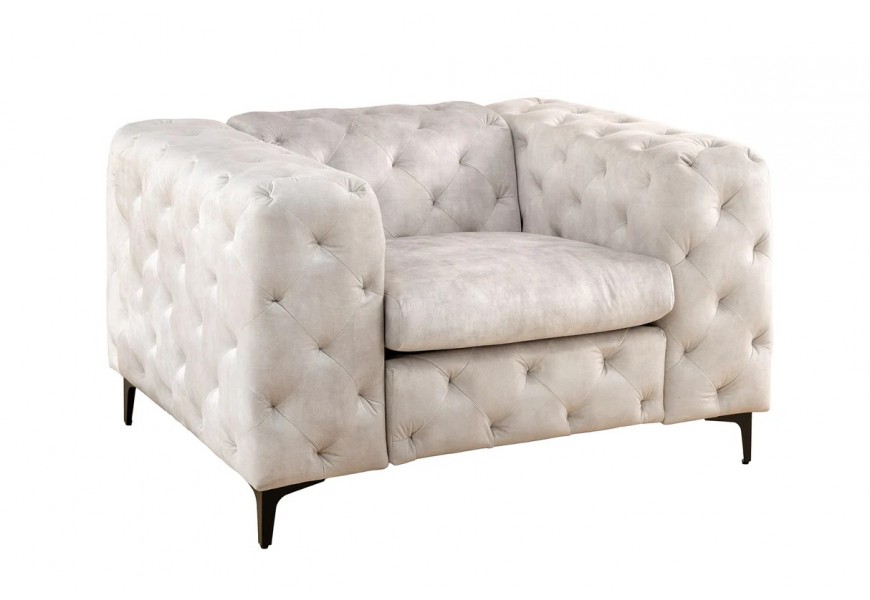 Dizajnové chesterfield čalúnené béžové kreslo Limonny so zamatovým poťahom s hlbokým bodovým prešívaním s hranatými opierkami a čiernymi kovovými nožičkami