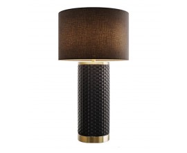 Dizajnová art deco keramická stolná lampa Draconia s čiernym okrúhlym textilným tienidlom a valcovitou nohou s geometrickým obdĺžnikovým reliéfnym vzorom so zlatými kovovými detailmi