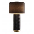 Dizajnová art deco keramická stolná lampa Draconia s čiernym okrúhlym textilným tienidlom a valcovitou nohou s geometrickým obdĺžnikovým reliéfnym vzorom so zlatými kovovými detailmi