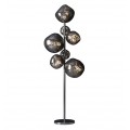 Glamour čierna stojaca lampa Kalan so siedmimi sklenenými tienidlami v tvare kvapiek a okrúhlou kovovou podstavou 168 cm
