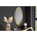 Art deco závesné zrkadlo Auri s atypickým oválnym tvarom a zlatým kovovým rámom so zadnou dyhovanou výstužou 74 cm