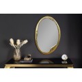 Art deco závesné zrkadlo Auri s atypickým oválnym tvarom a zlatým kovovým rámom so zadnou dyhovanou výstužou 74 cm