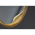 Art deco závesné zrkadlo Auri s atypickým oválnym tvarom a zlatým kovovým rámom so zadnou dyhovanou výstužou 74 cm
