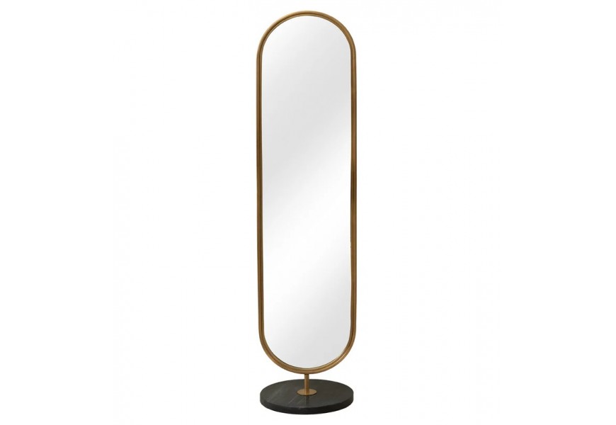 Glamour stojace šatníkové zrkadlo Auri s oválnym tvarom zrkadla v zlatom kovovom ráme a čiernou pôodstavou s mramorovým dizajnom