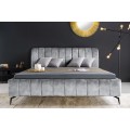 Moderná sivá zamatová manželská posteľ Mai s vysokým čelom s vertikálnym prešívaním a čiernymi tenkými kovovými nožičkami 175 cm