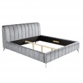 Moderná sivá zamatová manželská posteľ Mai s vysokým čelom s vertikálnym prešívaním a čiernymi tenkými kovovými nožičkami 175 cm