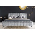 Moderná sivá zamatová manželská posteľ Mai s vysokým čelom s vertikálnym prešívaním a čiernymi kovovými nožičkami 190 cm