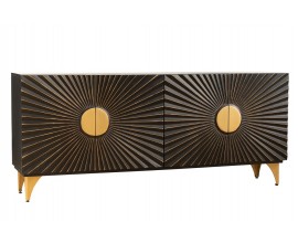 Moderný čierny príborník Guzman so štyrmi dvierkami so zlatými úchytkami v tvare kruhu a vyrezávaným geometrickým reliéfom s dizajnom lúčov so zlatými detailmi a kovovými nožičkami