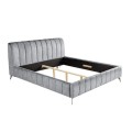 Moderná sivá zamatová manželská posteľ Mai s vysokým čelom s vertikálnym prešívaním a čiernymi kovovými nožičkami 190 cm