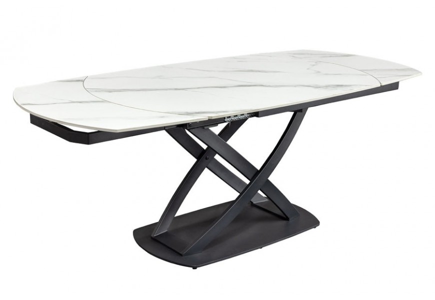 Moderný obdĺžnikový rozkladací jedálenský stôl Lutz s bielou keramickou doskou s jemnými sivými žilkami a čiernou kovovou podstavou s prekríženými tyčami