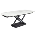 Moderný obdĺžnikový rozkladací jedálenský stôl Lutz s bielou keramickou doskou s jemnými sivými žilkami a čiernou kovovou podstavou s prekríženými tyčami