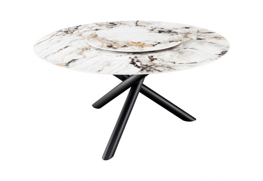 Moderný keramický jedálenský stôl Siam s bielou okrúhlou doskou v mramorovom dekore s čiernymi a hnedými žilkami a otočným tanierom na troch skrížených valcových nohách s čiernym lesklým povrchom