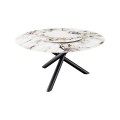Moderný keramický jedálenský stôl Siam s bielou okrúhlou doskou v mramorovom dekore s čiernymi a hnedými žilkami a otočným tanierom na troch skrížených valcových nohách s čiernym lesklým povrchom