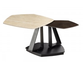 Dizajnový moderný konferenčný stolík Delin s otočnými päťuholníkovými doskami v béžovej farbe s travertínovým vzhľadom a menšou doskou s hrdzavým efektom na čiernej kovovej podstave