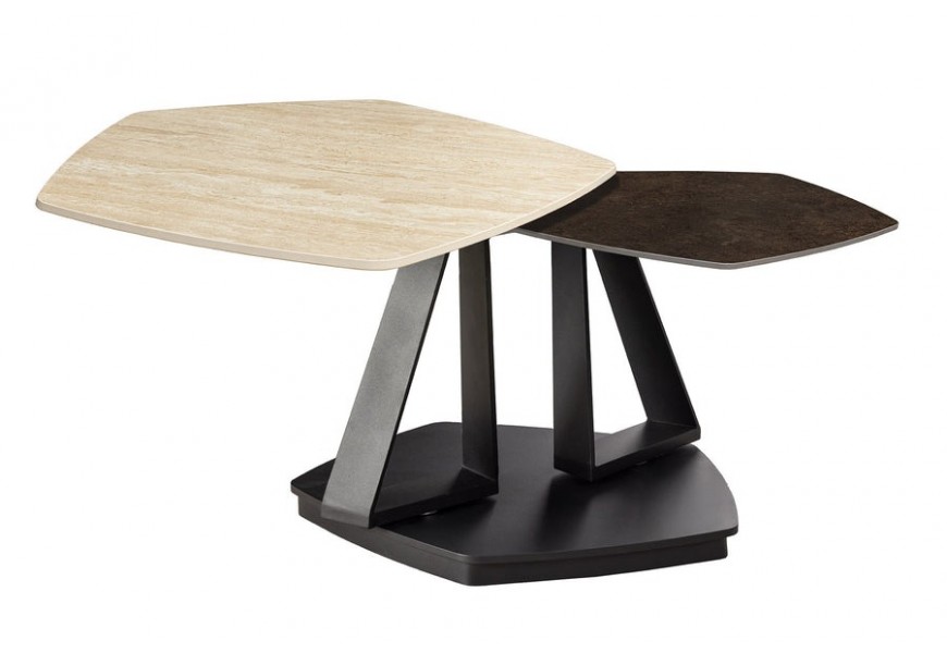 Dizajnový moderný konferenčný stolík Delin s otočnými päťuholníkovými doskami v béžovej farbe s travertínovým vzhľadom a menšou doskou s hrdzavým efektom na čiernej kovovej podstave