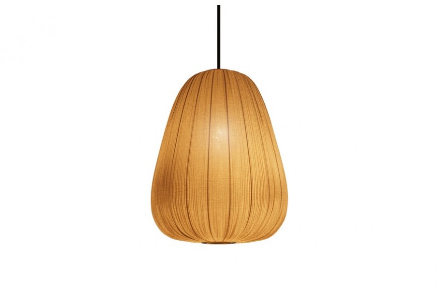 Dizajnová etno závesná lampa Mistia v svetlej hnedej farbe so zlatými odleskami s okrúhlym dole rozšíreným tienidlom s textilu so skladaným dizajnom