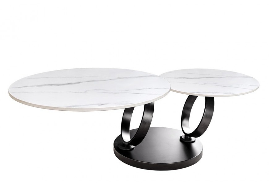 Glamour otočný mramorový konferenčný stolík Delin s dvomi okrúhlymi doskami z keramiky s dvojúrovňovou výškou s bielym mramorovým vzorom s čiernymi matnými otočnými prstencovými nožičkami s okrúhlou podstavou z kovu