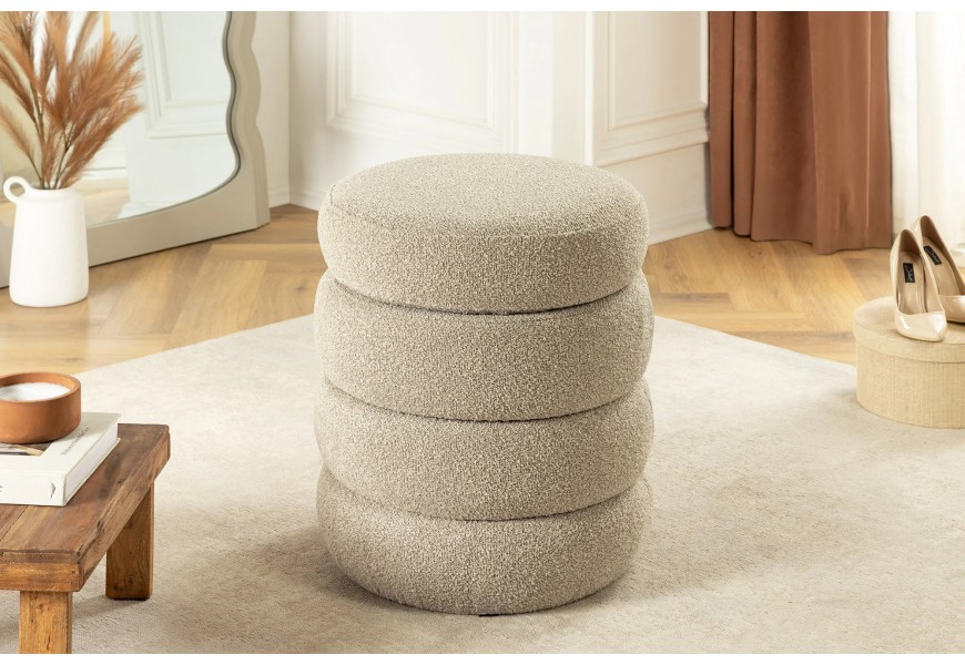 Moderná okrúhla taburetka Eliana s vrstveným dizajnom a úložným priestorom v béžovej bouclé látke 49 cm