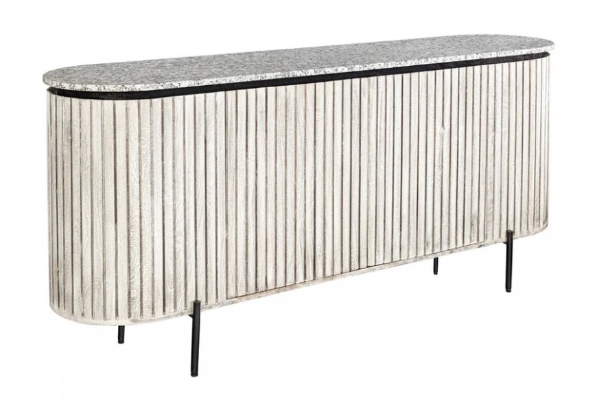 Dizajnový vintage príborník Marmolla Gris oválneho tvaru s dvojitými dvierkami bez úchytiek z mangového dreva s vertikálnym drážkovaným reliéfom a svetlým sivým náterom s priznanou kresbou letokruhov s vrchnou doskou z mramoru v čiernej a bielej farbe s kovovými nožičkami v čiernej farbe