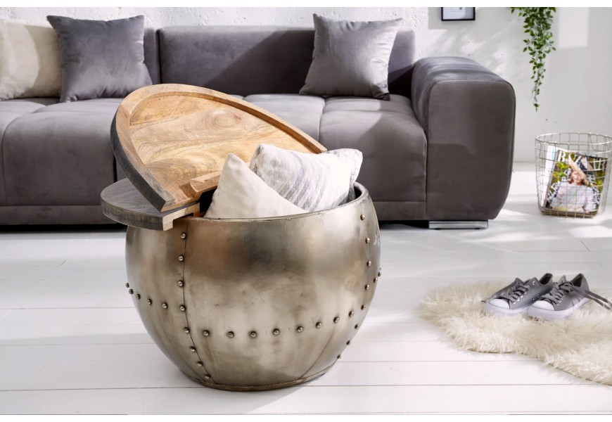 Industriálny okrúhly konferenčný stolík so strieborným kovovým korpusom zdobeným nitmi a praktickým úložným priestorom