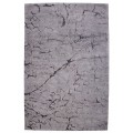 Moderný sivý koberec s čiernym vzorom pripomínajúcim popraskaný povrch