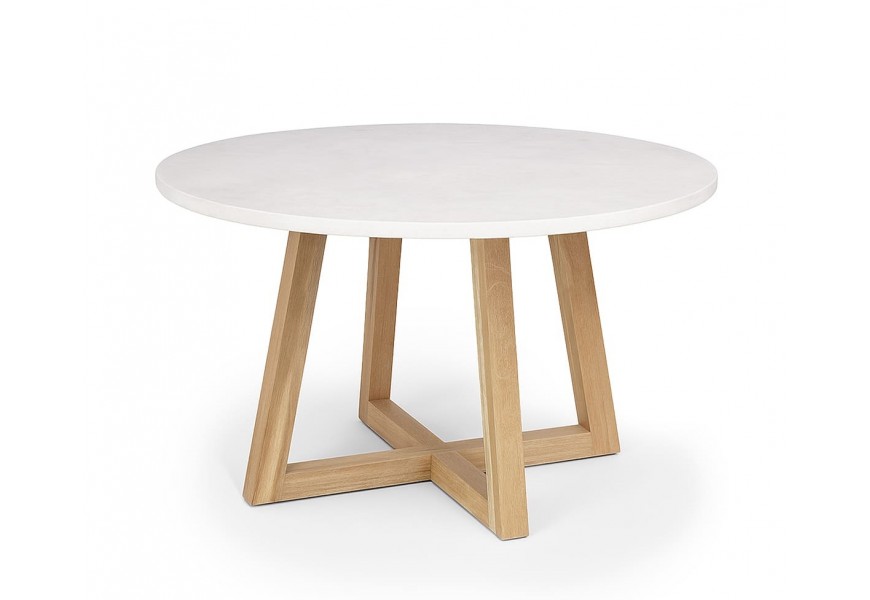 Luxusný škandinávsky jedálenský stôl Zoia s okrúhlou bielou vrchnou doskou z mikrobetónu s jemnou štruktúrou s štyrmi nohami s krížovou podstavou z mangového dreva v naturálnej hnedej farbe