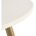 Luxusný moderný okrúhly jedálenský stôl Zoia s bielou vrchnou doskou z mikrocementu a hnedou drevenou podstavou 140 cm