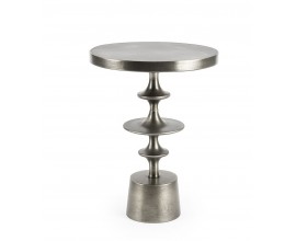 Moderný sivý kovový príručný stolík Ludwig s okrúhlou vrchnou doskou a dizajnovou nohou s tromi kruhovými prvkami a mohutnou podstavou